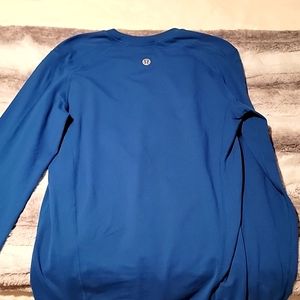 Mens Small Lulu long sleeve shirt.